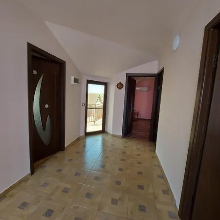 Dalila Villa *
